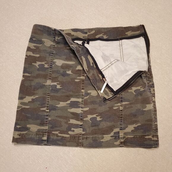 Free People Green Camouflage Mini Skirt in Size 6 - Picture 2 of 9